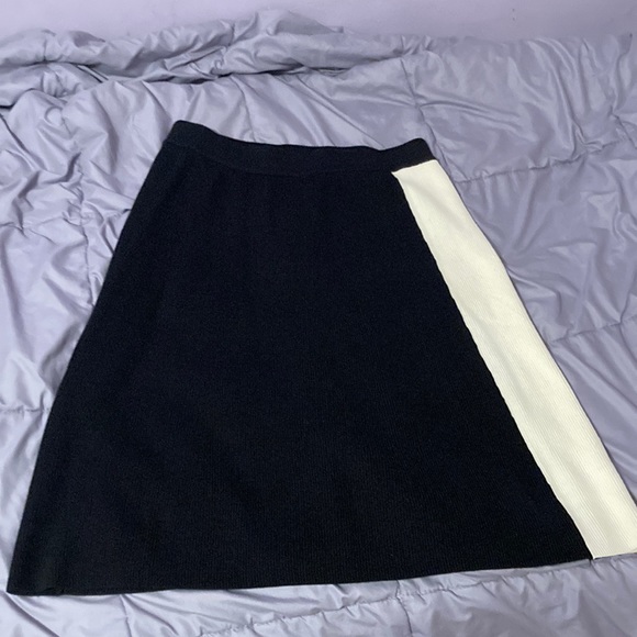 Black/white colorblock ribbed align skirt
Warm - Picture 1 of 1